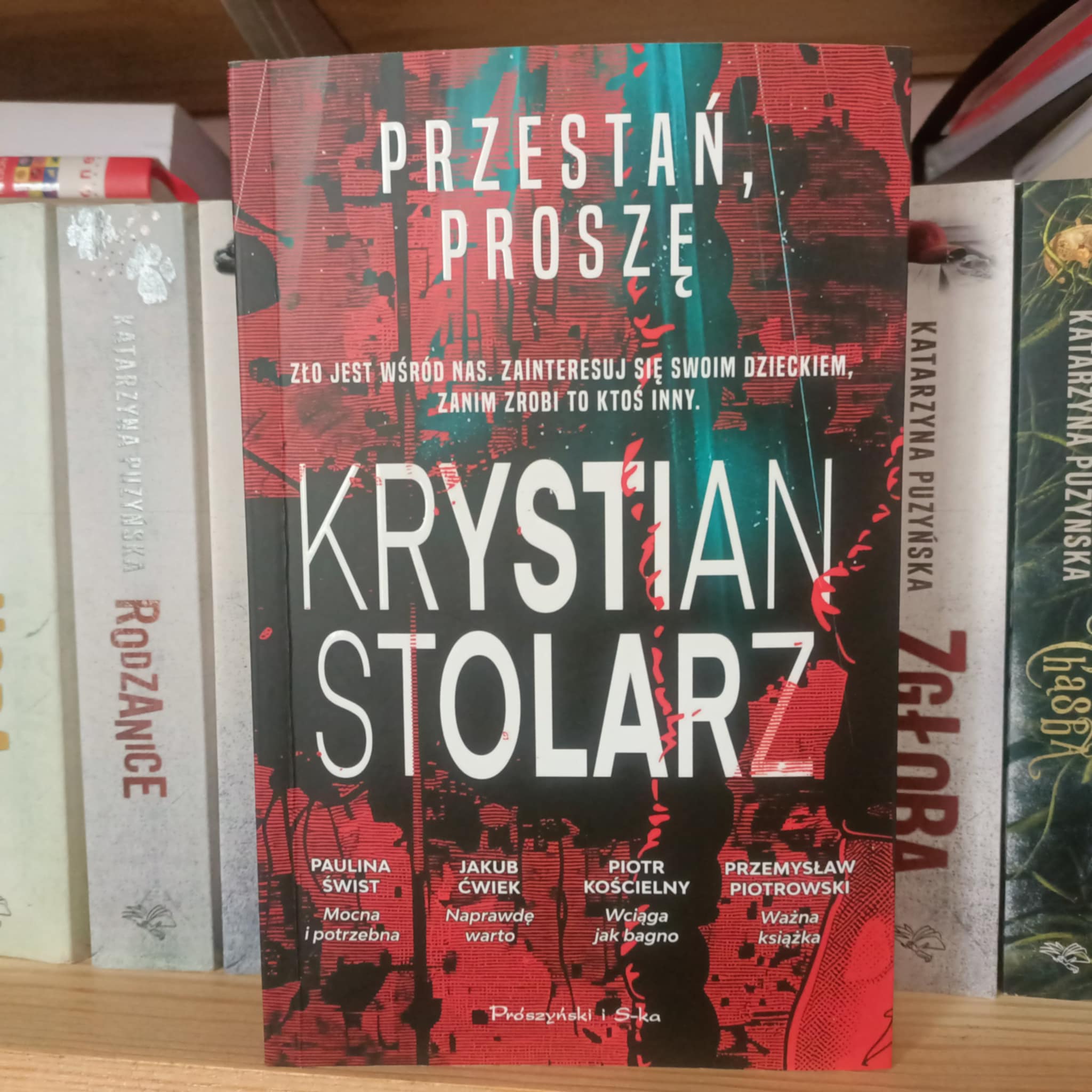 Nie dla rozrywki. Dla świadomości. Recenzja Przestań, proszę Krystiana Stolarza